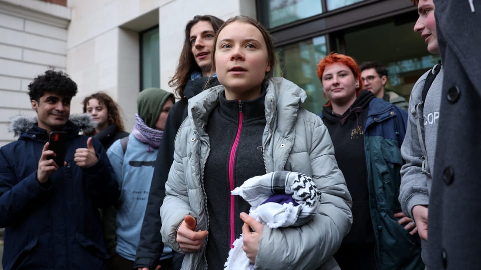 Die Klimaaktivistin Greta Thunberg steht vor dem Westminster Magistrates' Court in London.