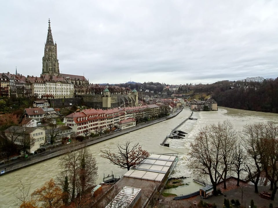 Blick auf Bern mit viel Wasser in der Aare