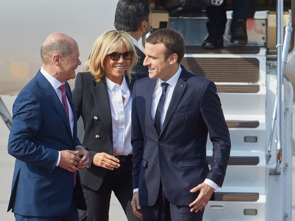 . Emmanuel Macron (r), Präsident Frankreich, mit Ehefrau Brigitte und Olaf Scholz, erster Bürgermeister Hamburg 