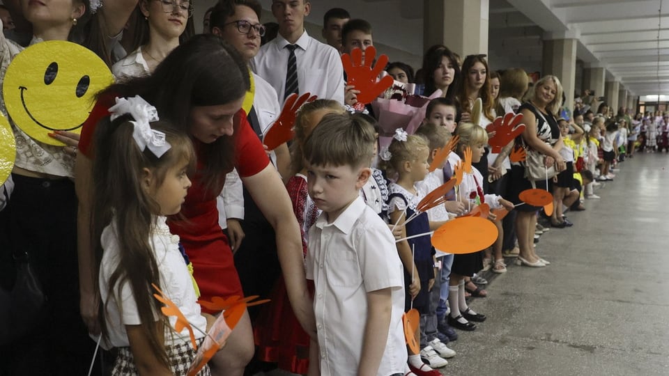 Kinder und Eltern beim ersten Schultag unter Tage in Charkiw.