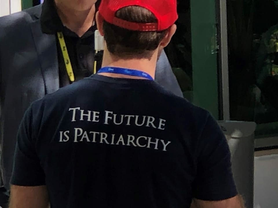 Mann mit auf dem Rücken bedrucktem T-Shirt