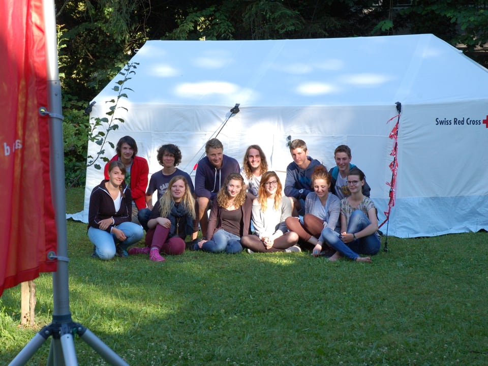 Die Teilnehmer des Camps vor ihrem Zelt am Oeschger-Zentrum in Bern.