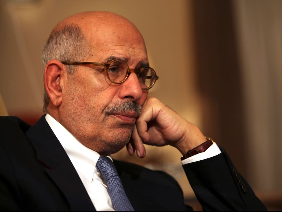 Vizepräsident El-Baradei stützt sein Kinn auf seine linke Hand. Er trägt eine Brille und wirkt konzentriert. 
