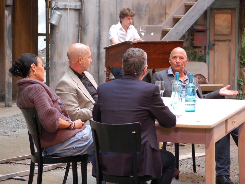 Die Gesprächsrunde des MäntigApéro im Steigrüebli von einer anderen Seite. Im Hintergrund Autor Christoph Simon.