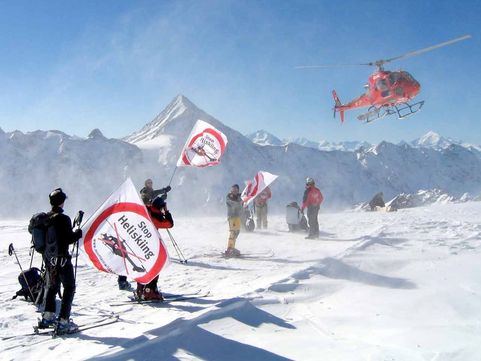 Demonstranten mit Bannern. Helikopter. Schneelandschaft.