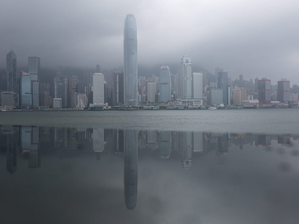 Dunkle Wolken über der Skyline von Hong Kong