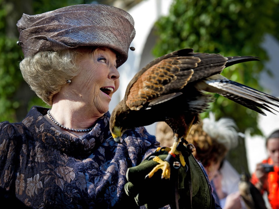 Beatrix am Königinnentag mit einem Adler auf der Hand.