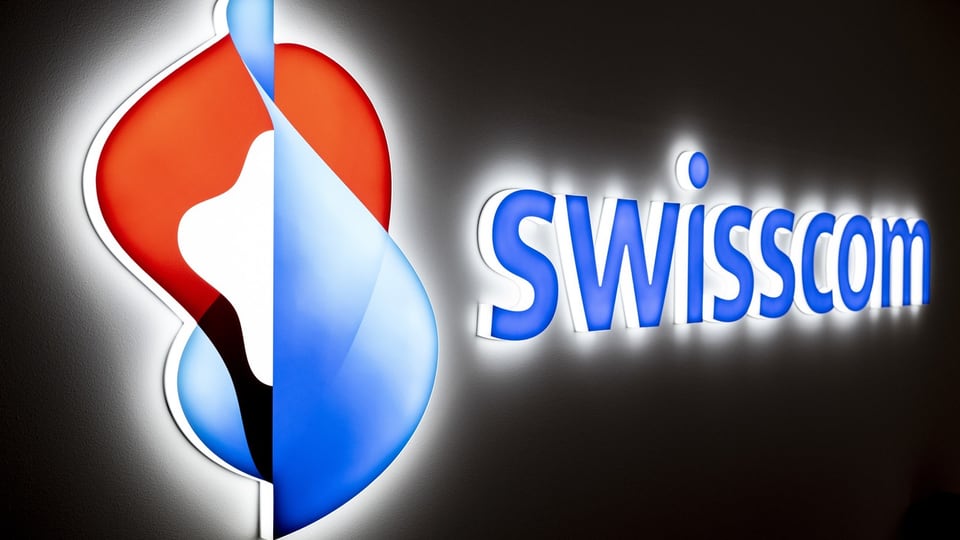 Logo der Swisscom, das im Dunklen leuchtet