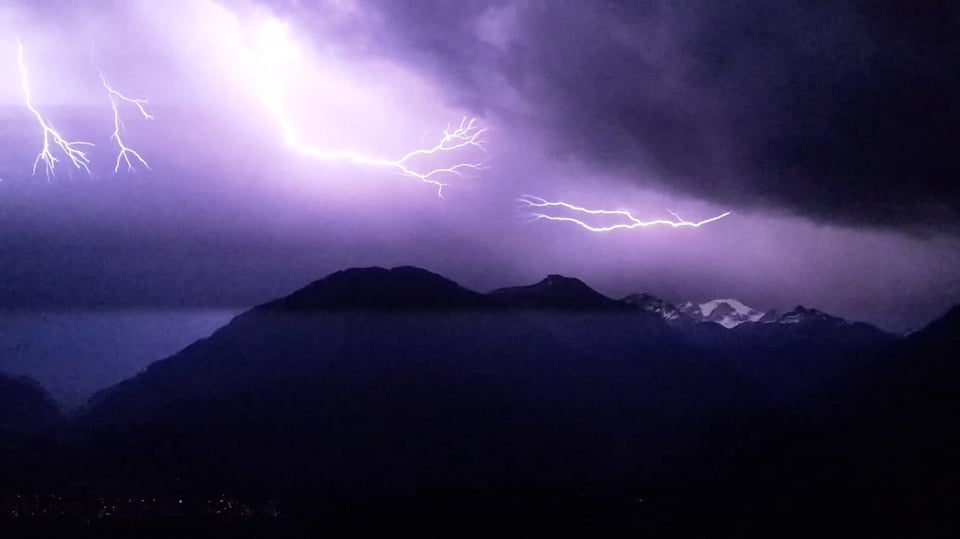Nächtliche Blitze über den Bündner Bergen.