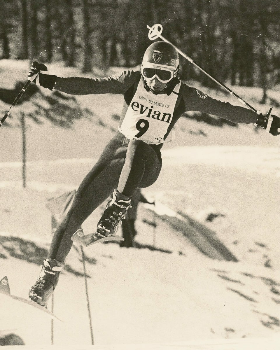 Schwarz-Weiss-Fotografie von einem Skirennfahrer.