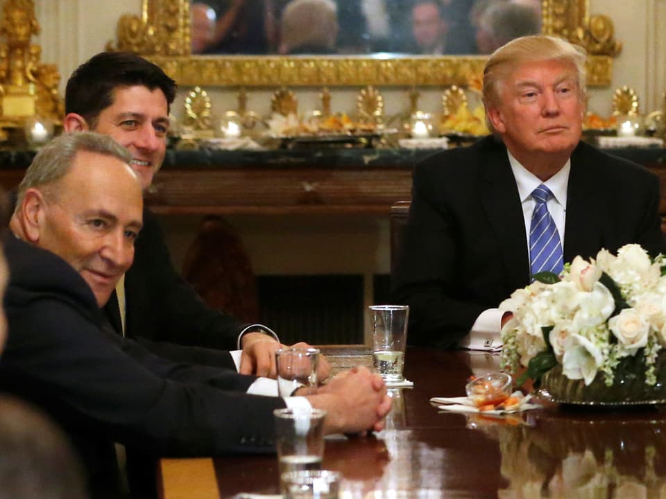 Chuck Schumer neben dem Republikaner Paul Ryan und US-Präsident Donald Trump im Weissen Haus, 23.1.2017
