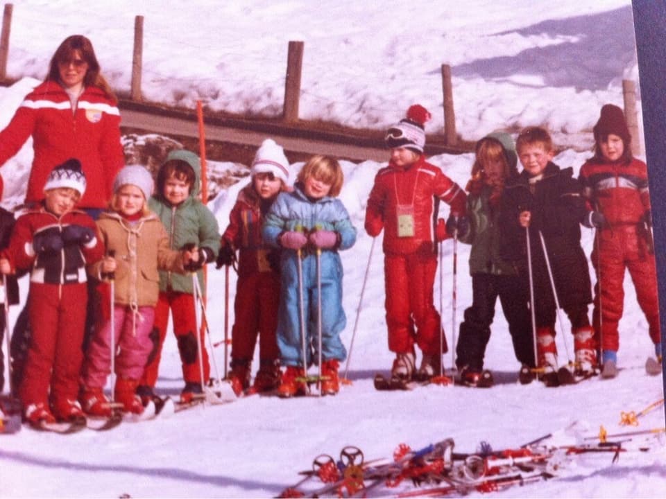 "Der hellblaue Skianzug war mir in dieser schweren Schneephase grosser Trost. Skischulhasserin mit 5 (1983)"