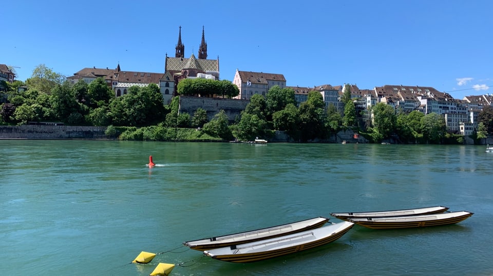 Blick auf den Rhein und das Münster in Basel.