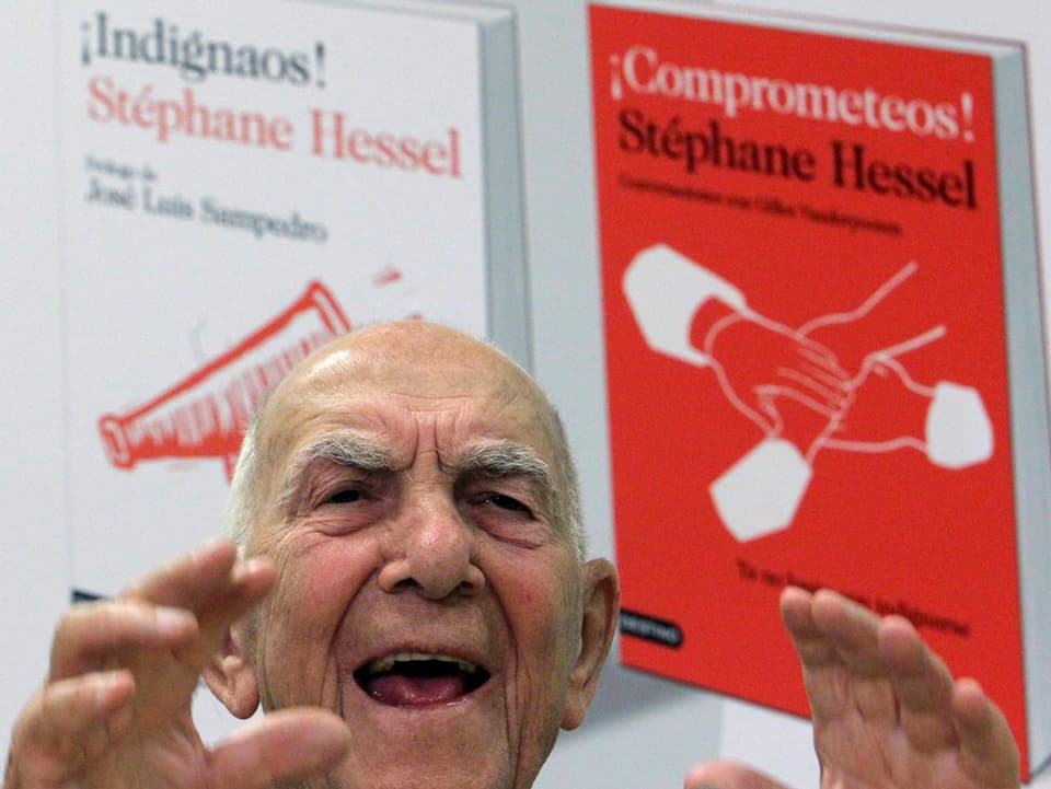 Stéphane Hessel vor zwei seiner spanischen Buchumschläge.