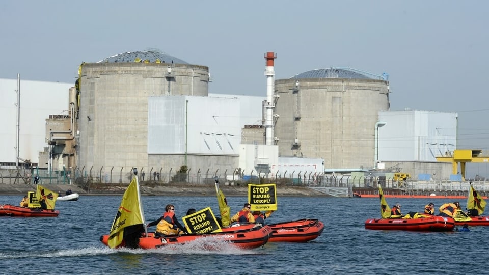 Greenpeace-Aktivisten protestieren auf Booten vor dem AKW.