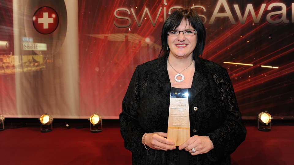 Karin Boss-Röthlisberger mit der Auszeichnung «Helden des Alltags» auf dem Roten Teppich vom «SwissAward».