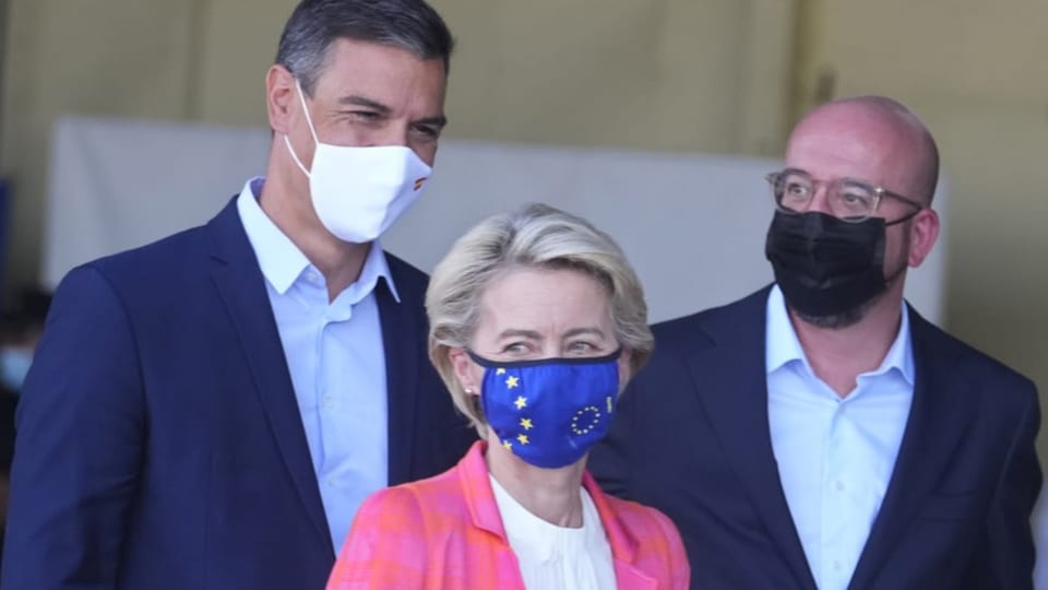 Ursula von der Leyen mit Spaniens Premierminister Minister Pedro Sànchez, l., und EU-Ratspräsident Charles Michel