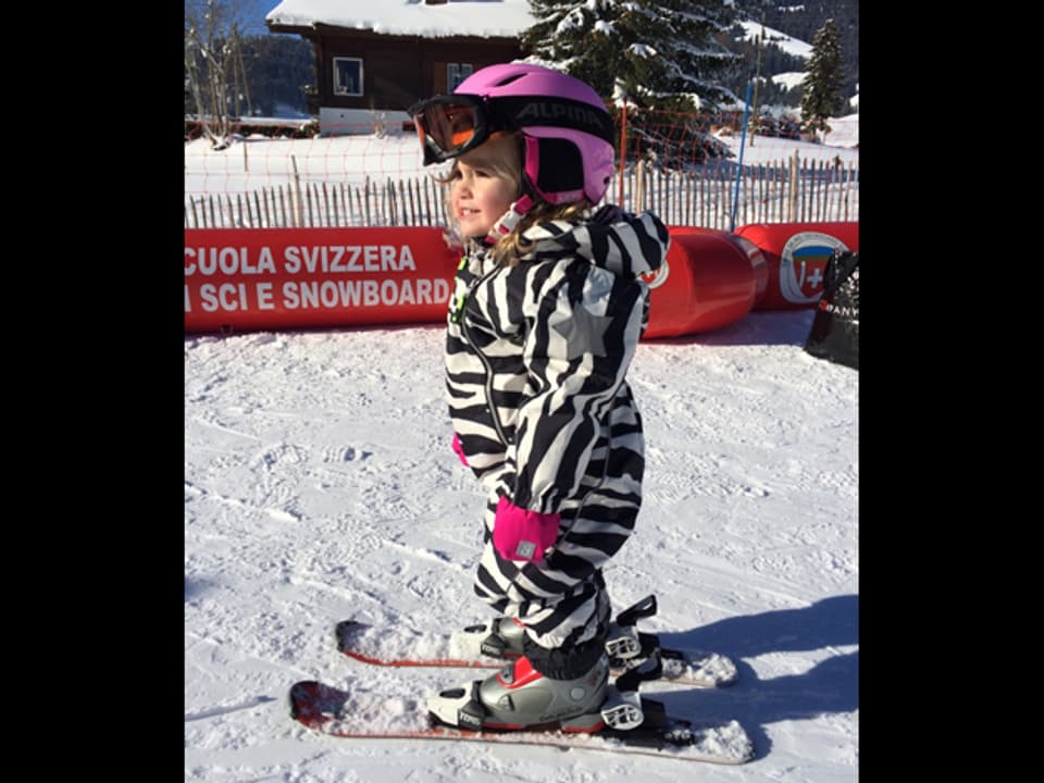Kleinkind auf Ski