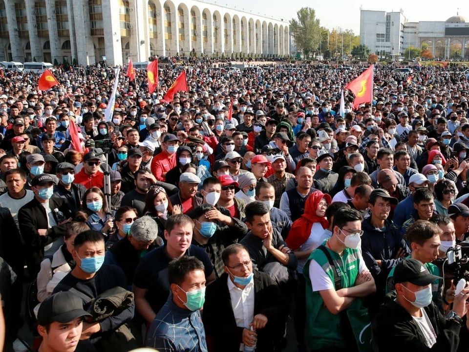 Eine Menschenmenge demonstriert vor dem Parlamentsgebäude in der Hauptstadt Bischkek
