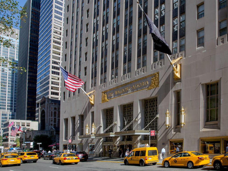 Gelbe Taxis vor dem Eingang des «Waldorf Astoria».