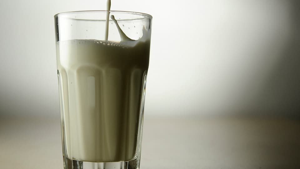 Ein Glas gefüllt mit Milch.