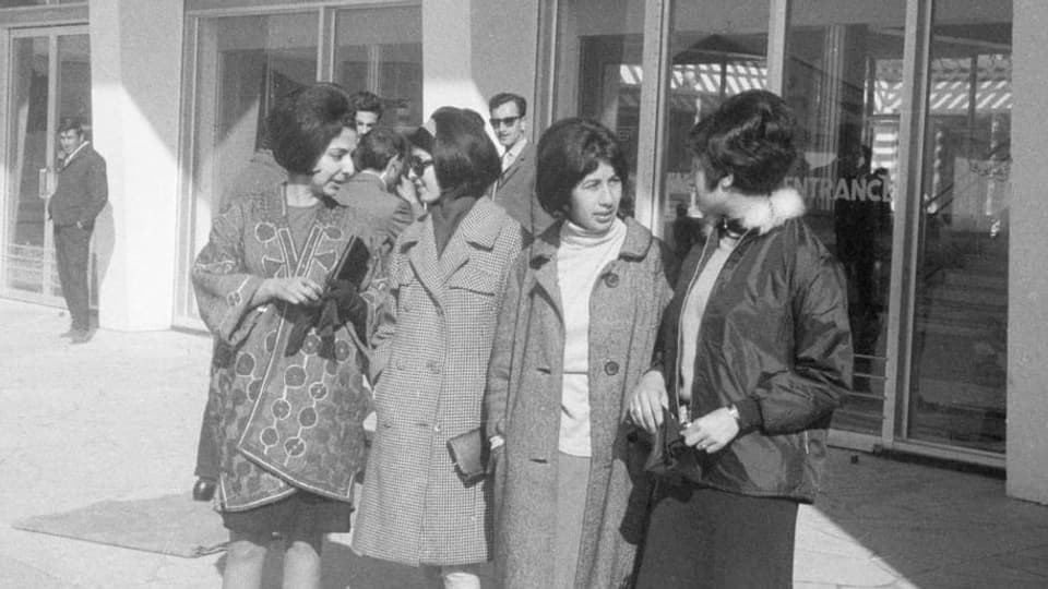 Westlich gekleidete Afghaninnen ausserhalb des Flughafens in Kabul 1967.