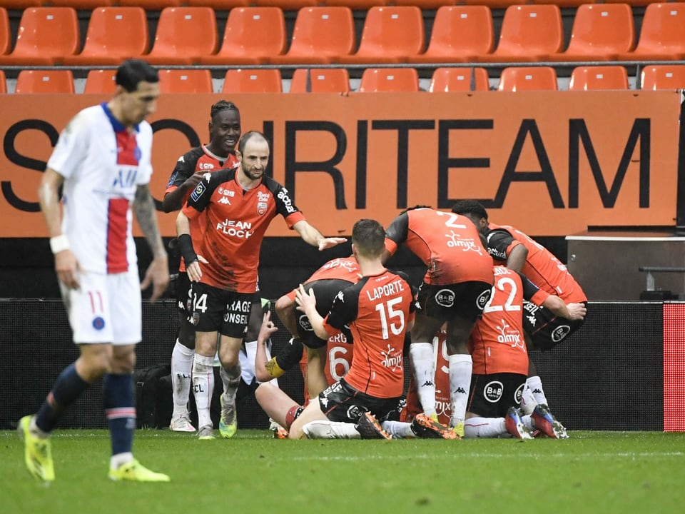Angel Di Maria muss zusehen, wie die Spieler von Lorient den Coup bejubeln.