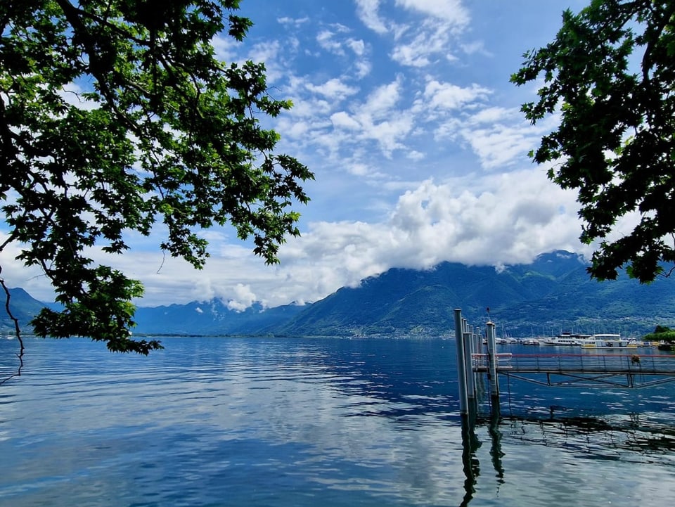 Am Nachmittag lockert sich die Bewölkung etwas über dem Lago Maggiore.
