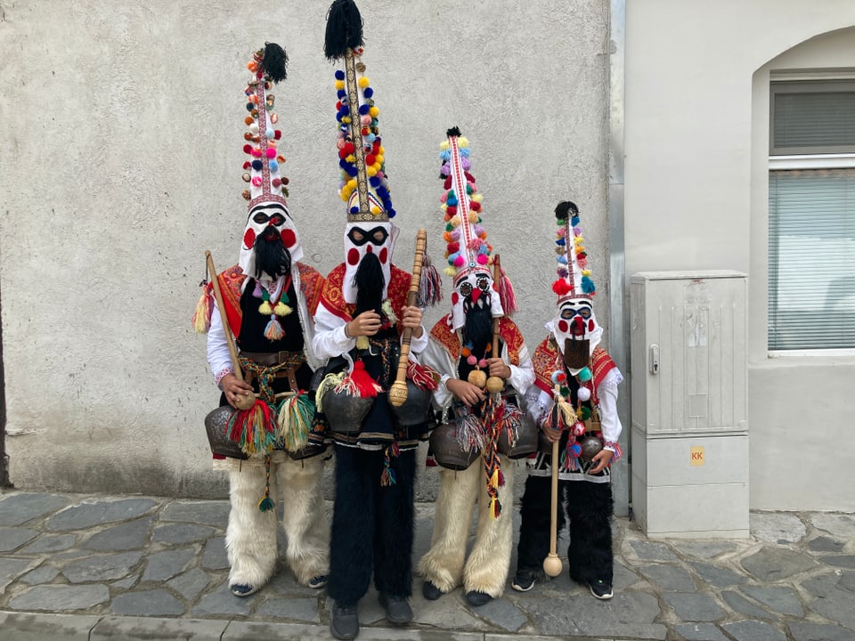 Musiker mit Masken am Rosenfest