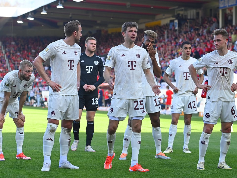 Die Bayern-Spieler nach der 2:3-Niederlage in Heidenheim.