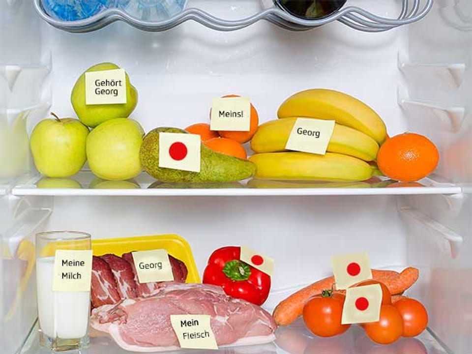 Kühlschrank mit beschrifteten Produkten.