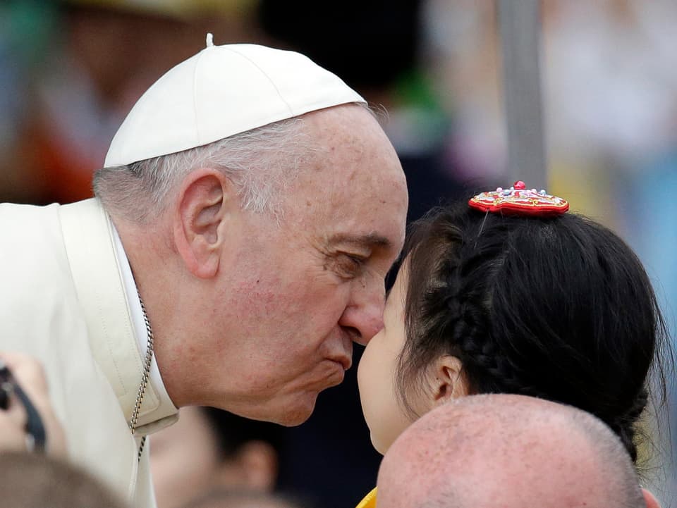 Papst gibt Kind einen Kuss 