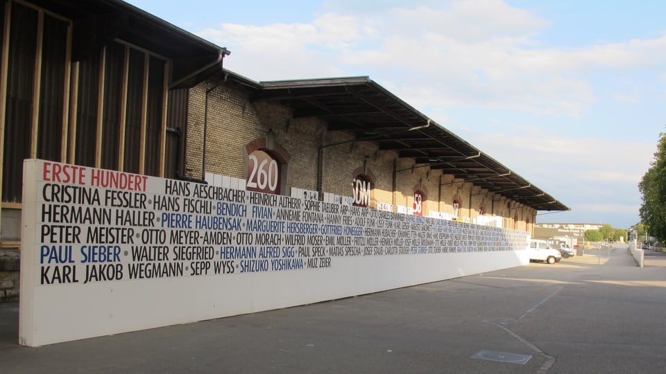 Eine Wand mit Namen von Zürcher Künstlern drauf.