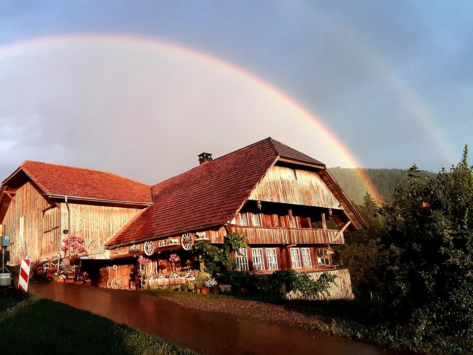 Doppelter Regenbogen über Bauernhaus. 