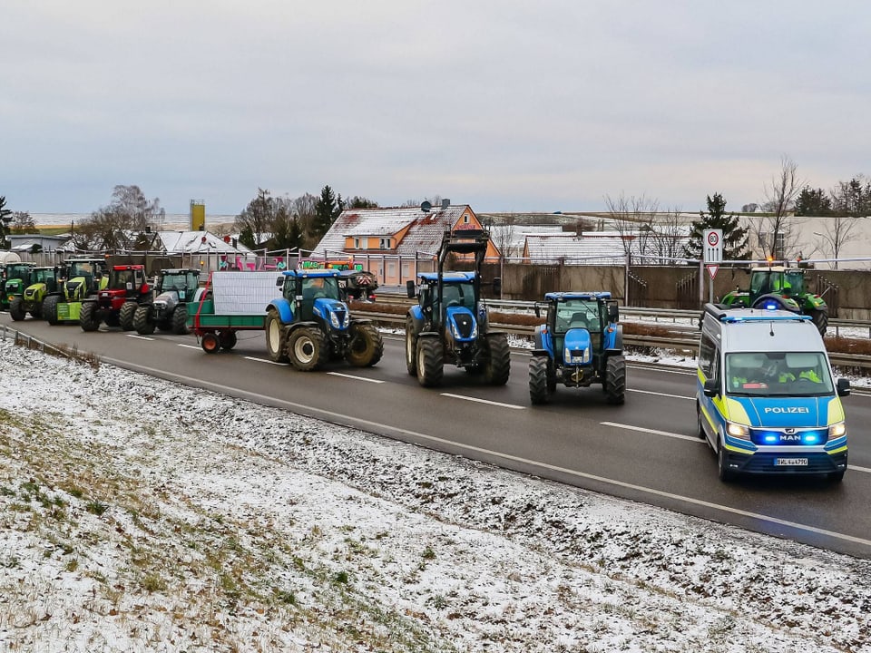 Traktoren blockieren eine Strasse bei Korntal-Münchingen.