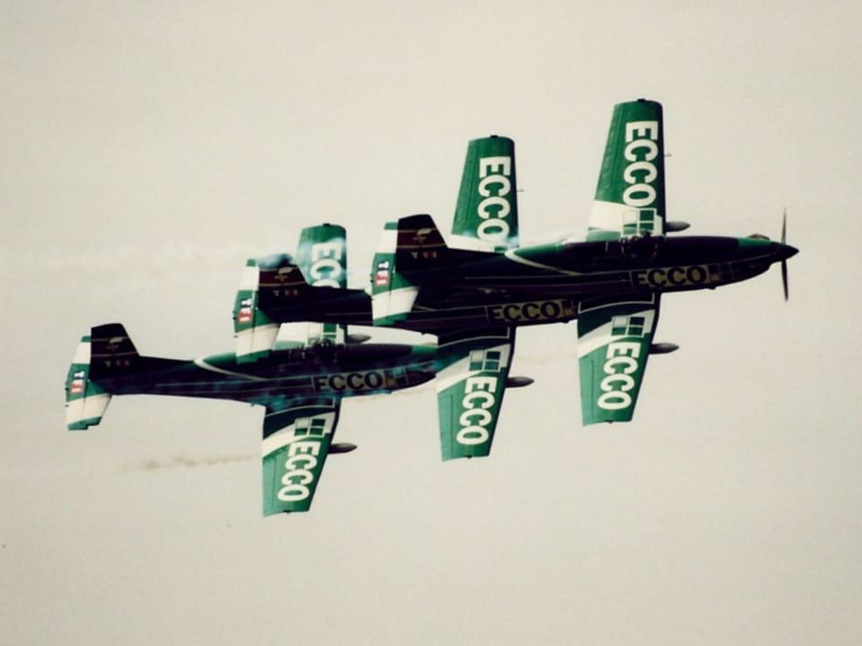 Vier alte Flugzeuge präsemntieren eine Show im Jahr 1991.