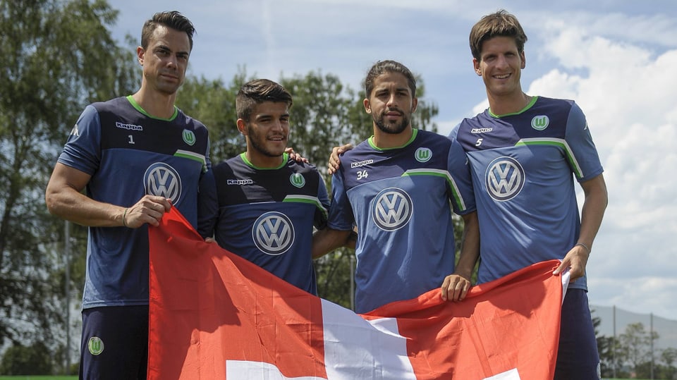 Die Rodriguez-Brüder Francisco und Ricardo, Timm Klose und Diego Benaglio posieren mit der Schweizer Fahne.