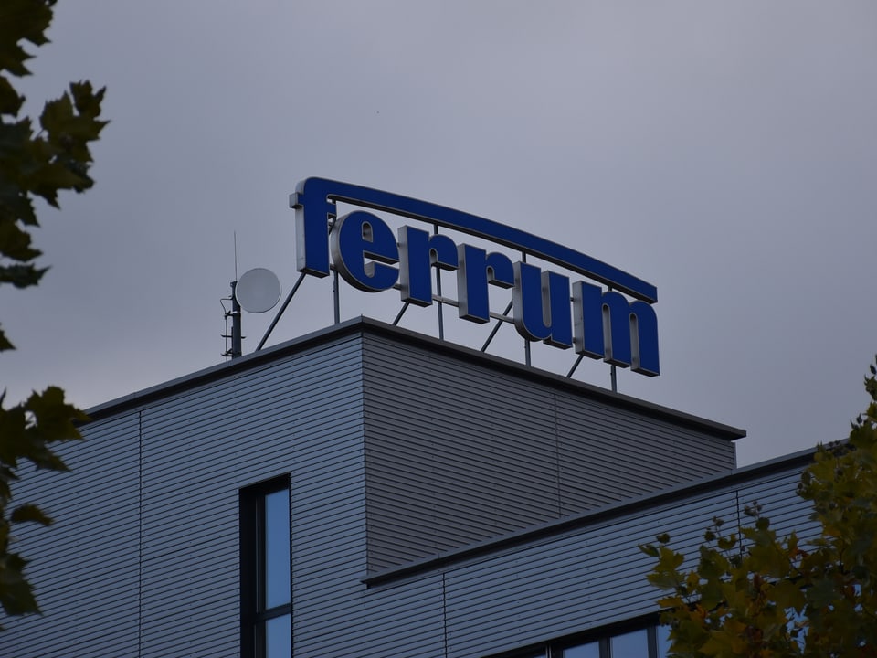 Beschriftung Ferrum auf einem Gebäude