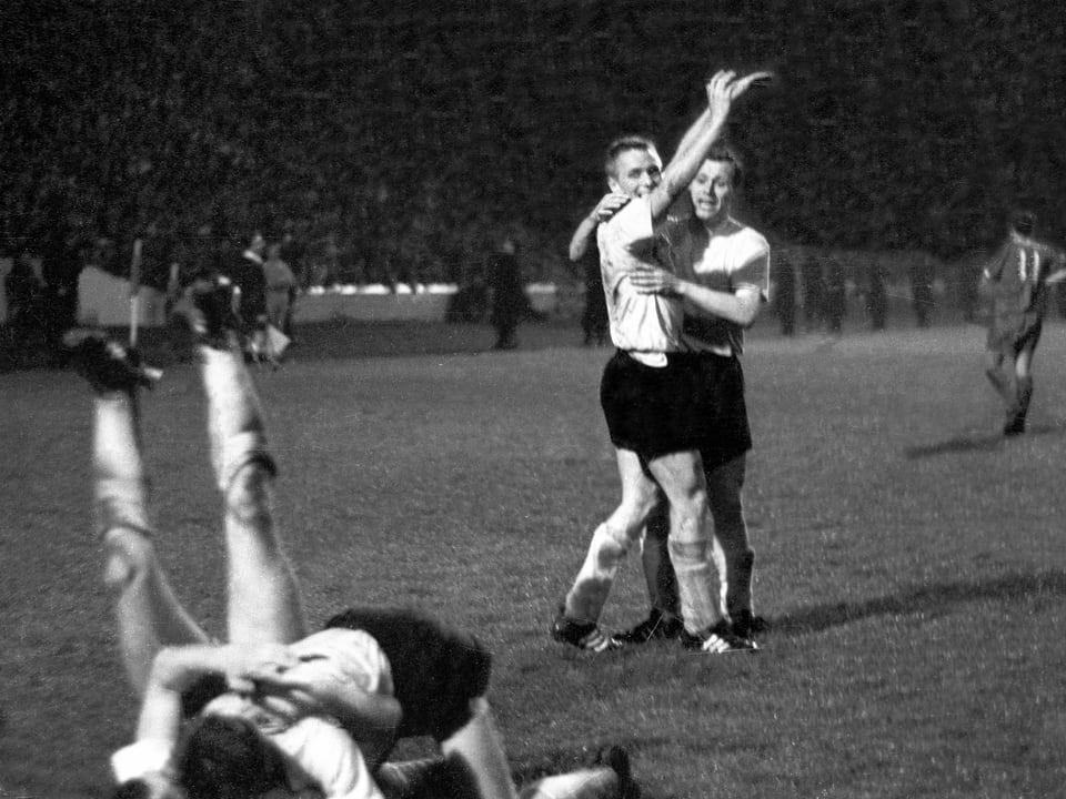 Dortmunder Spieler bejubeln 1966 den Sieg gegen Liverpool.