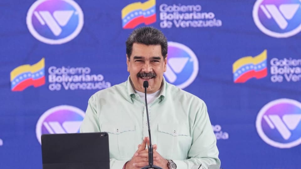 Präsident Nicolás Maduro spricht am Mikrofon.