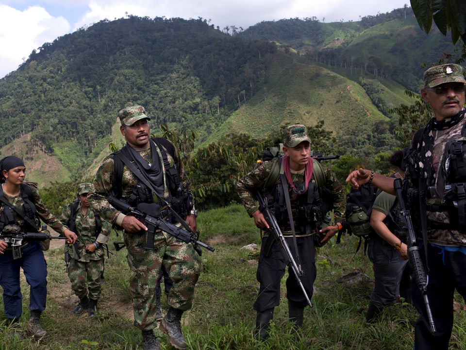 Farc-Kämpfer mit Maschinengewehren im Dschungel von Kolumbien.