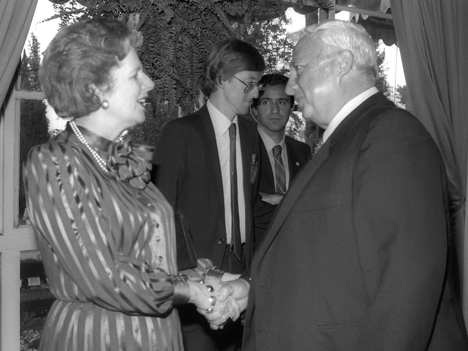 Ariel Sharon grüsst die britische Politikerin Margaret Thatcher per Handschlag.