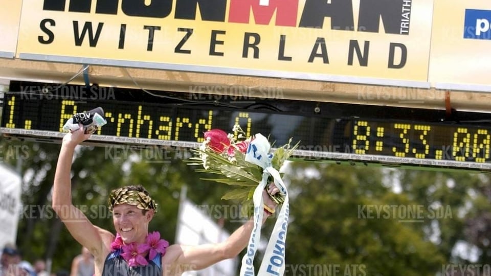 Olivier Bernhard aus Heiden jubelt beim Zieleinlauf, nachdem er im Sommer 2002, den Zürcher Ironman gewonnen hat. 