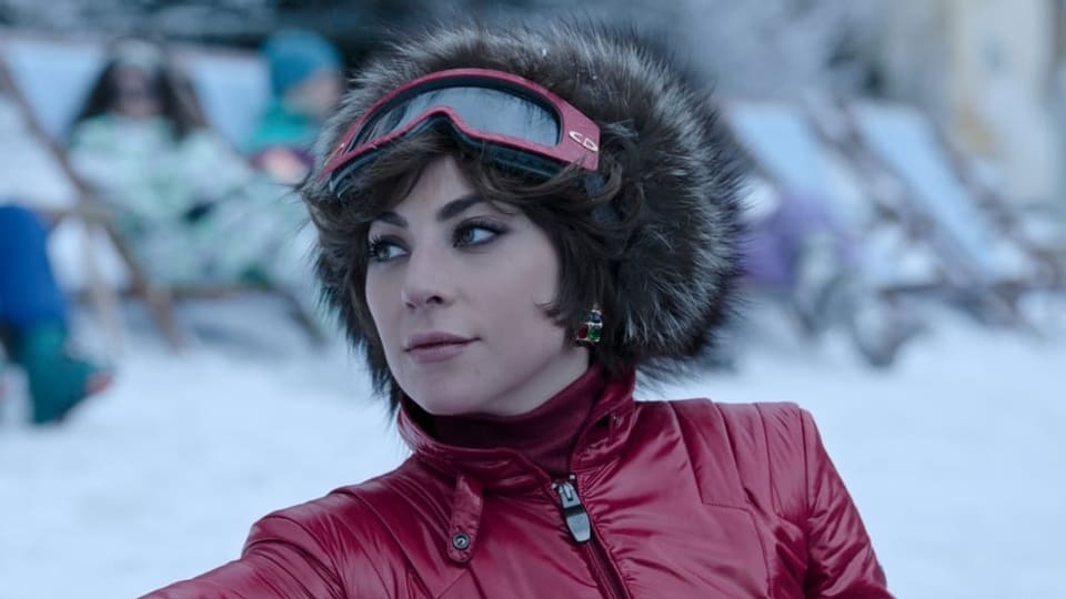 Lady Gaga als Patrizia Reggiani im Ski-Outfit.