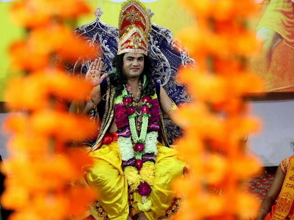Lord Rama (durch einen Gläubigen verkörpert) ist die siebte Inkarnation von Vishnu, einer indischen Gottheit. 
