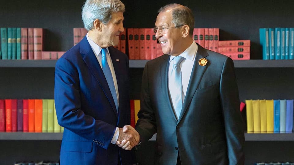 John Kerry und Sergej Lawrow geben sich die Hand