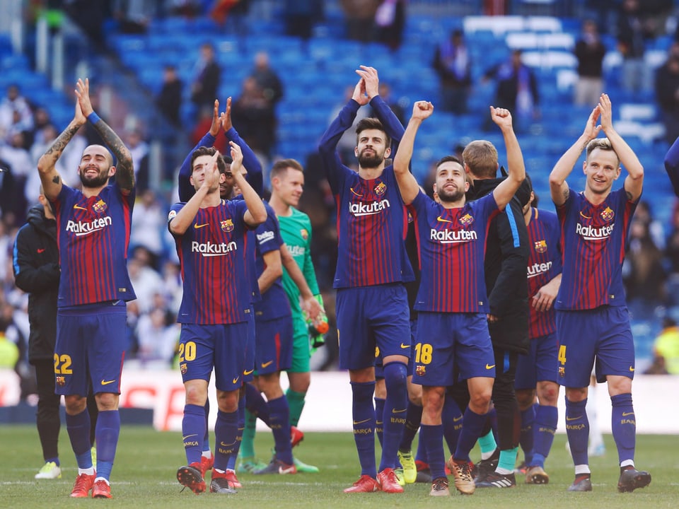 Klatschende Barcelona-Spieler