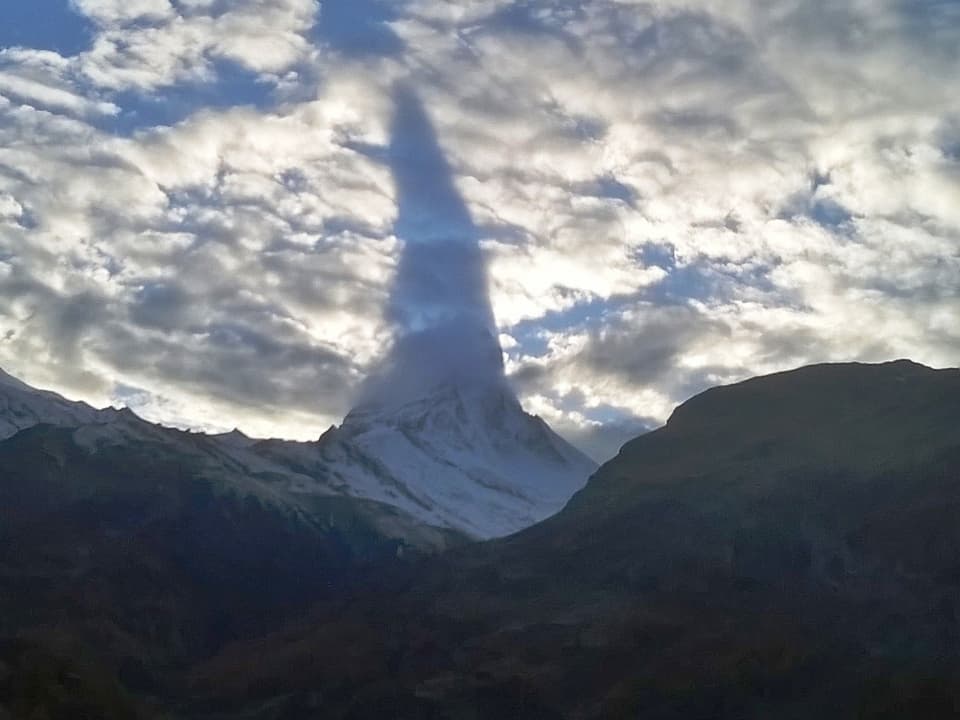 Das Matterhorn mal anders. SRF-Augenzeuge Dirk Kleinert knipste das Schweizer Wahrzeichen in ungewohnter Ansicht in Zermatt ab.