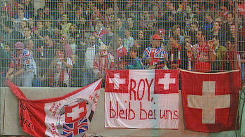 Fans mit Transparent "Roy, bleib bei uns"