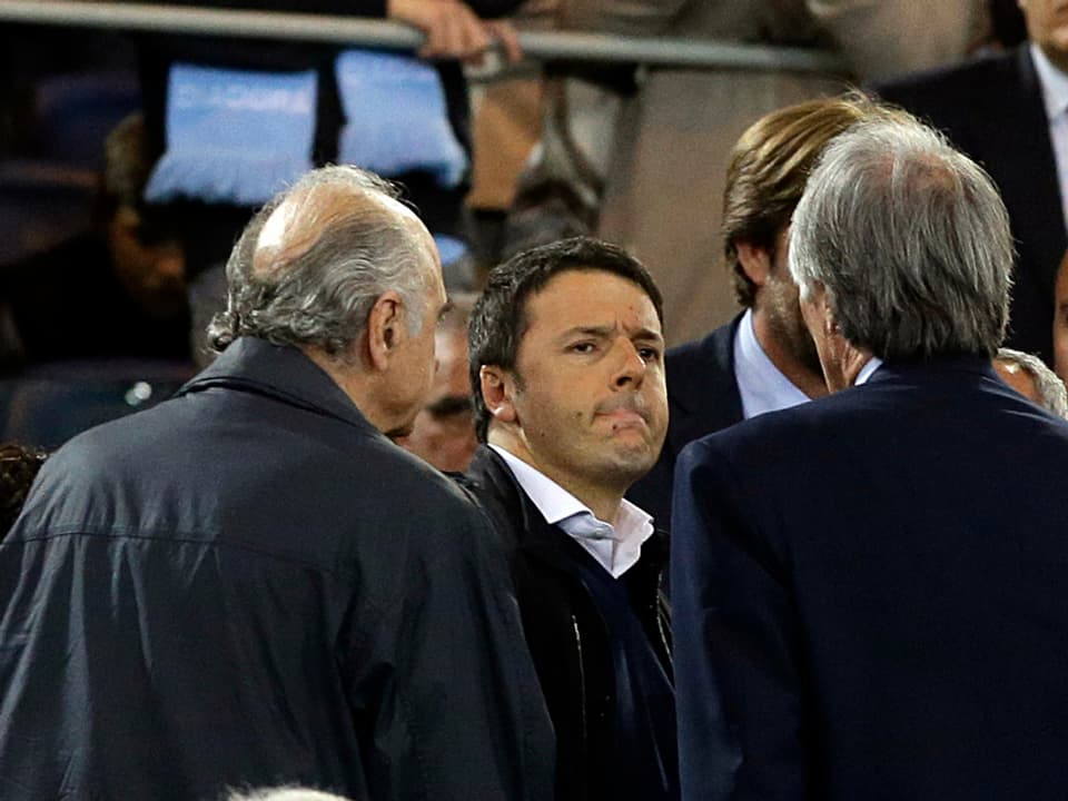 Sichtlich geschockt: Premier Renzi (zweiter von links).